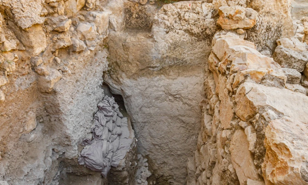 Αρχαιολόγοι έλυσαν μυστήριο 150 ετών στην πόλη του Δαβίδ – Βρέθηκε τεράστια τάφρος που προστάτευε τους βιβλικούς βασιλείς της Ιερουσαλήμ (Βίντεο)